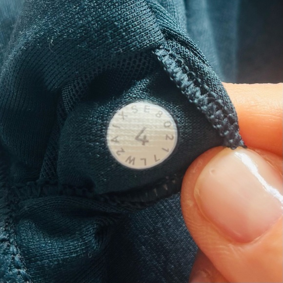 Lululemon Green/Black Sports Bra with Mesh Cut Out Size 4 - Picture 6 of 6